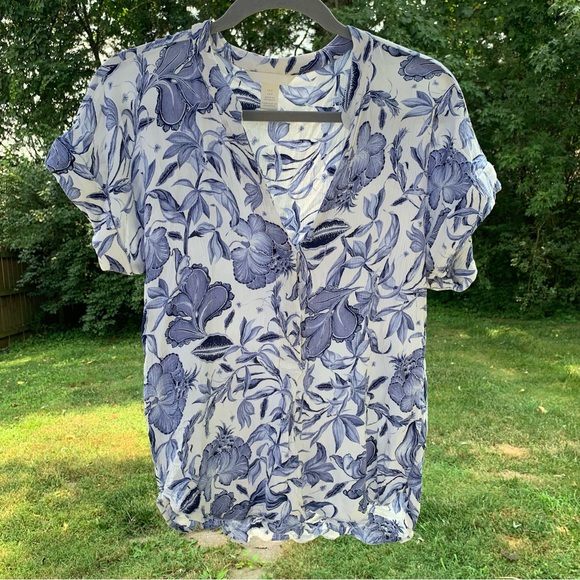 H&M Blue & White Floral Print Rayon Top w/ Cuffed Sleeves & Notched Neck size 8 - Picture 3 of 12